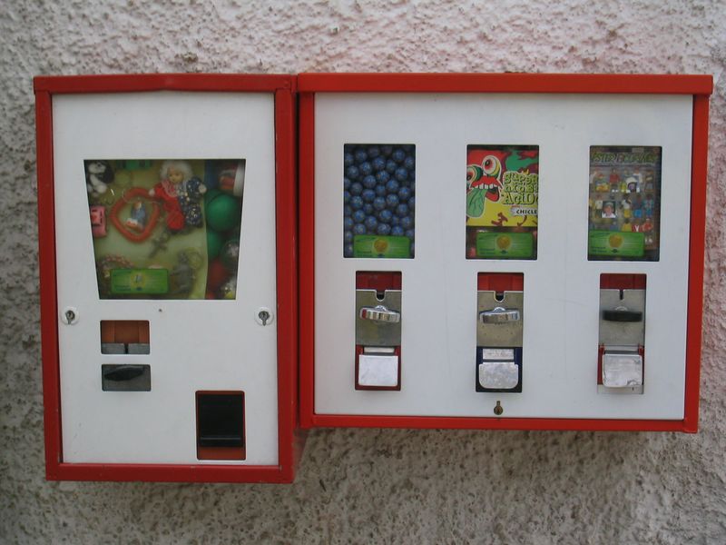 Nahaufnahme eines rot-weißen Doppelautomaten mit Kaugummikugeln