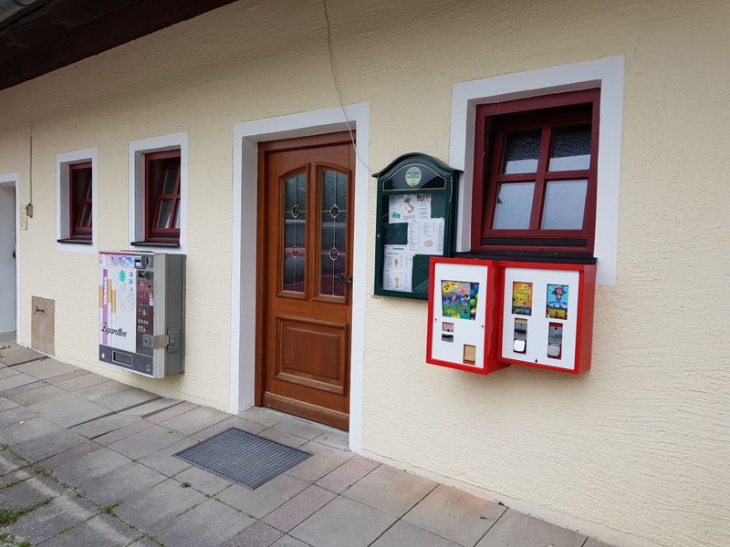 Zwei Automaten neben dem Eingang eines Gasthauses