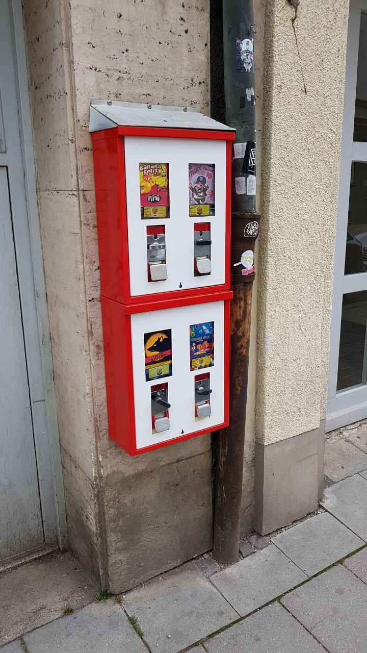 Zwei übereinander montierte Automaten an einer Hausecke