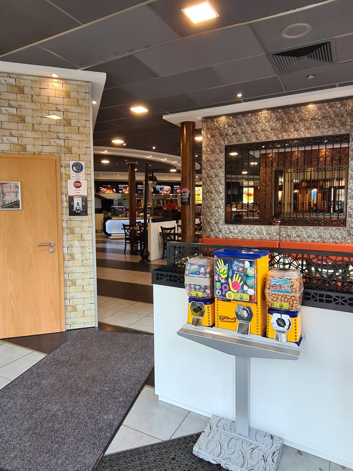 Drei Automaten auf einem Ständer im Eingang eines Restaurants